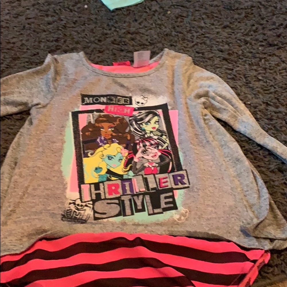 A long sleeve shirt
